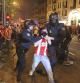 Miembros de la Policía Nacional reducen a uno de los aficionados del Atlético de Madrid durante las celebraciones por la victoria en la Europa League