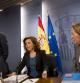 Luis de Guindos, Soraya Sáenz de Santamaría y Ana Pastor, en rueda de prensa en La Moncloa