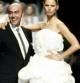 El diseñador Manuel Mota y la modelo Karolina Kurkuva tras el desfile de la firma Pronovias