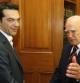El líder de la Coalición de Izquierda Radical griega (Syriza), Alexis Tsipras (i), llega a su reunión con el presidente griego, Carolos Papulias, en el palacio presidencial en Atenas, Grecia, hoy, martes 8 de mayo de 2012. Tsipras, quien recibió hoy de Papulias el encargo oficial de componer un Ejecutivo, reconoció que será muy complicado lograr un acuerdo para lograrlo. Tsipras asume esta tarea como dirigente de la segunda fuerza más votada en las elecciones del domingo, tras fracasar.