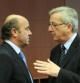 El primer ministro de Luxemburgo y presidente del Eurogrupo, Jean-Claude Juncker, habla con el ministro español de Economía, Luis de Guindos