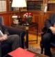 El presidente griego, Karolos Papulias (dcha), conversa con el actual presidente del Consejo de Estado, Panayotis Pikrammenos (izq), en el Palacio Presidencial en Atenas