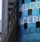 La fachada del Nasdaq dio la bienvenida a Facebook el pasado 18 de mayo. Al fondo, el edificio Chrysler