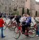 Un grupo hace en bicicleta un tour turístico por Ciutat Vella; en la foto, en la avenida de la Catedral
