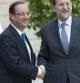 El presidente del Gobierno español, Mariano Rajoy, es recibido por el presidente francés, François Hollande, en las escaleras del Palacio del Elíseo en París.