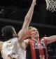 El pivot esloveno del Real Madrid Mirza Begic intenta taponar la accion del escolta del CajaLaboral Brad Oleson
