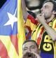 Un seguidor del Barça con la bandera independentista pita las notas del himno español