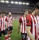 Los jugadores del Athletic Club se retiran del campo abatidos tras ser derrotados por el FC Barcelona en la final de la Copa del Rey