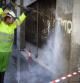 El Ayuntamiento de Barcelona dispone de un servicio especializado que limpia las pintadas de las fachadas municipales y también privadas
