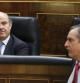El ministro de Economía, Luis de Guindos, y el diputado socialista y exministro de Trabajo y Seguridad Social, Valeriano Gómez, durante la sesión de control al Gobierno