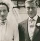 Eduardo VIII, Duque de Windsor (1894 - 1972) y Wallis Simpson (1896 - 1986) posan el día de su boda Chateau de Conde, France.