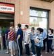 Un grupo de personas hace cola en una oficina de empleo en Alcalá de Henares esta mañana