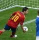 Cesc recoge el balón de la red tras marcar en 1-1 en el España-Italia