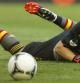 Iker Casillas despeja el balón durante el España-Italia inicial de la Eurocopa 2012