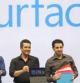 El equipo de diseño de 'Surface', Steven Sinofsky, Mike Angiulo y Panos Panay, exhiben la nueva tableta de Microsoft