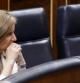 La ministra de Empleo y Seguridad Social, Fátima Báñez, junto a dos escaños vacíos en el Congreso