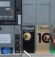 Un usuario carga el depósito de su vehículo en una gasolinera