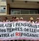 Los jubilados protestan ante la sede de Salud en Lleida