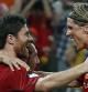Xabi Alonso celebra con Fernando Torres el gol del primero que puso el 2-0 en el marcador del España-Francia de la Eurocopa 2012