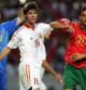 Iker Casillas y Xabi Alonso junto a Nuno Gomes, autor del gol de la victoria de Portugal sobre España en la Eurocopa 2004