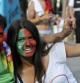 Seguidores de Portugal muestran su euforia en Donetsk poco antes de la semifinal de la Eurocopa contra España