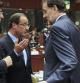 Rajoy conversa con Hollande y con el primer ministro belga, Elio Di Rupo, en la cumbre de Bruselas
