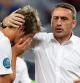 Eurocopa 2012: El jugador portugués Fabio Coentrao es consolado por el seleccionador portugués Paulo Bento