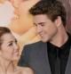 Miley Cyrus y Liam Hemsworth posan juntos en la premiere de 'The Last Song' World, la película en la que se conocieron, el 25 de marzo de 2010 en Hollywood, California.