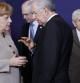 Mario Monti conversa Angela Merkel durante la cumbre de Bruselas