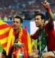Xavi Hernández, con la senyera, y Sergio Busquets posan junto al trofeo de la Eurocopa