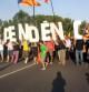 La manifestación a su paso por el Pont Vell de Lleida.