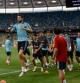 El último salto. La selección española se ejercitó ayer tarde en el estadio Olímpico de Kíev, escenario de la final de la Eurocopa, donde los de Del Bosque persiguen la gloria por tercer torneo consecutivo, después de la Euro 2008 y el Mundial 2010. En la imagen, Xavi y Cesc encabezan el grupo español