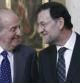 El rey Juan Carlos conversa con el presidente del Gobierno, Mariano Rajoy, al inicio de la reunión anual de la Fundación Carolina que se ha celebrado este mediodía en el Palacio de La Zarzuela.