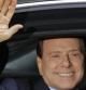 Causas pendientes. Berlusconi, entonces primer ministro (septiembre pasado), saluda a la salida de un tribunal de Milán, donde compareció por el caso Mills, del que fue absuelto por prescripción. Otras causas en su contra siguen abiertas