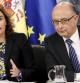 La vicepresidenta del Gobierno, Soraya Sáenz de Santamaría, junto a los ministros de Economía, Luis de Guindos, a la izquierda, y Hacienda, Cristóbal Montoro, durante la rueda de prensa que ofrecieron al término de la reunión del Consejo de Ministros en el Palacio de la Moncloa.
