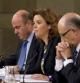 La rueda de prensa tras el Consejo de Ministros con la vicepresidenta del Gobierno, Soraya Sáenz de Santamaría, en el centro, el ministro de Economía, Luis de Guindos, al fondo, y el titular de Hacienda, Cristóbal Montoro, en primer plano