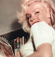 Marilyn Monroe en su apartamento, leyendo un libro titulado 