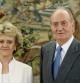El rey Juan Carlos y la nueva Defensora del Pueblo, Soledad Becerril, posan durante la audiencia concedida hoy por el monarca en el Palacio de la Zarzuela