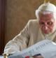 Papa Benedicto XVI leyendo el diario oficial del Vaticano 'L'Osservatore Romano'