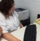 Una doctora y una enfermera controlan el perfil Facebook para dejar de fumar.