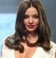 La modelo Miranda Kerr exhibe un diseño de Carla Zampatti durante el desfile de la colección primavera-verano 2013 de David Jones.