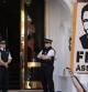Algunos activistas se encuentran concentrados ante la embajada de Ecuador en Londres para pedir que el Reino Unido permita a Assange salir del país