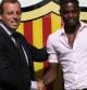 El presidente del Fc. Barcelona Sandro Rosell (i), saluda al centrocampista camerunés Alex Song quién ha firmado esta tarde el contrato que le ligará al club azulgrana para las próximas cinco temporadas
