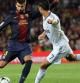 Barça-Madrid: Piqué trata de sacar jugado el balón ante la presión de Cristiano Ronaldo