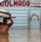 Un hombre camina por una calle inundada en el barrio La Barquita, en Santo Domingo, tras el paso de la tormenta tropical 'Isaac'