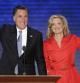 Ann Romney, esposa del aspirante republicano a la Casa Blanca, saluda junto a su marido Mitt Romney durante la convención republicana en Tampa, Florida