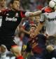 Madrid-Barça: Iker Casillas despeja el balón ante la atenta mirada de Leo Messi, preparado para rematar