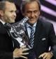 Andrés Iniesta recibe del presidente de la UEFA, Michel Platini, el trofeo que le acredita como mejor jugador europeo