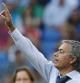 El entrenador portugués del Real Madrid José Mourinho da instrucciones a sus futbolistas durante el partido frente al Granada