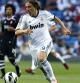 Real Madrid-Granada: El centrocampista croata del Real Madrid Luka Modric controla la pelota.